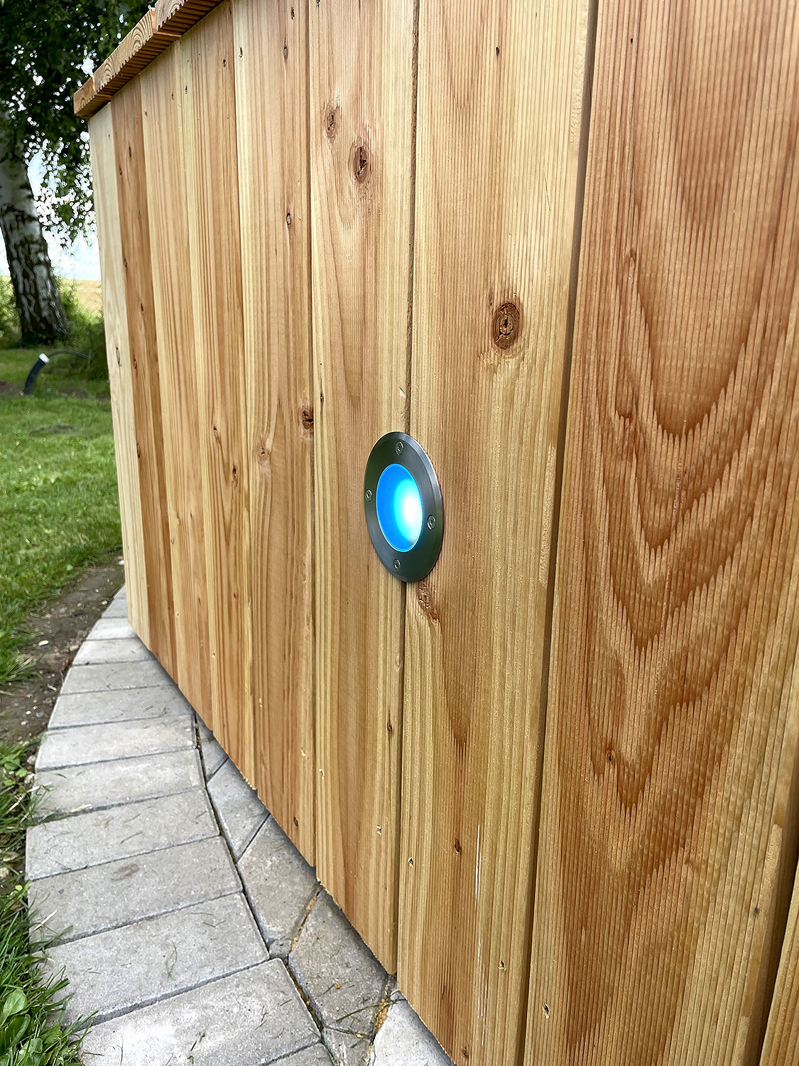 Poolbeleuchtung an Holz mit Smarten LED RGB Einbauleuchten fuer den Außenbereich 2