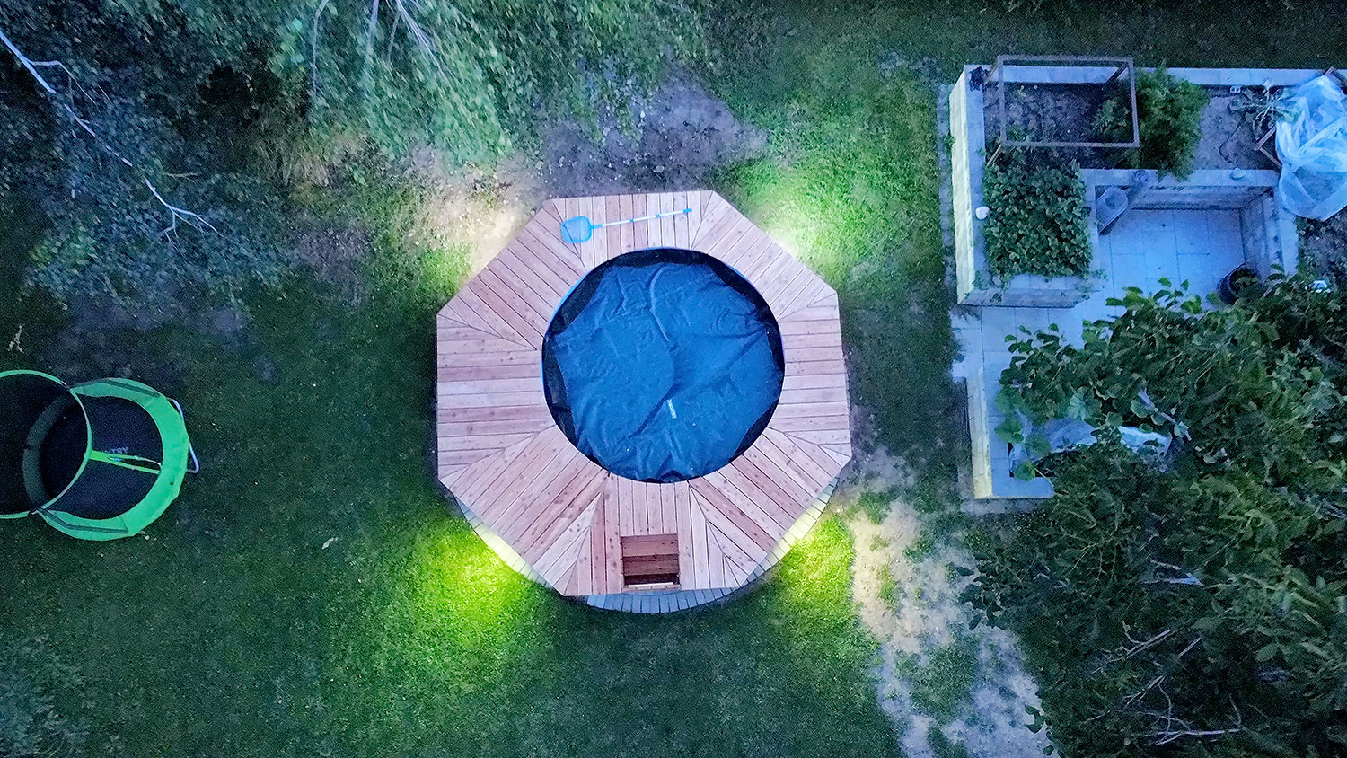 Poolbeleuchtung an Holz mit Smarten LED RGB Einbauleuchten fuer den Außenbereich 1