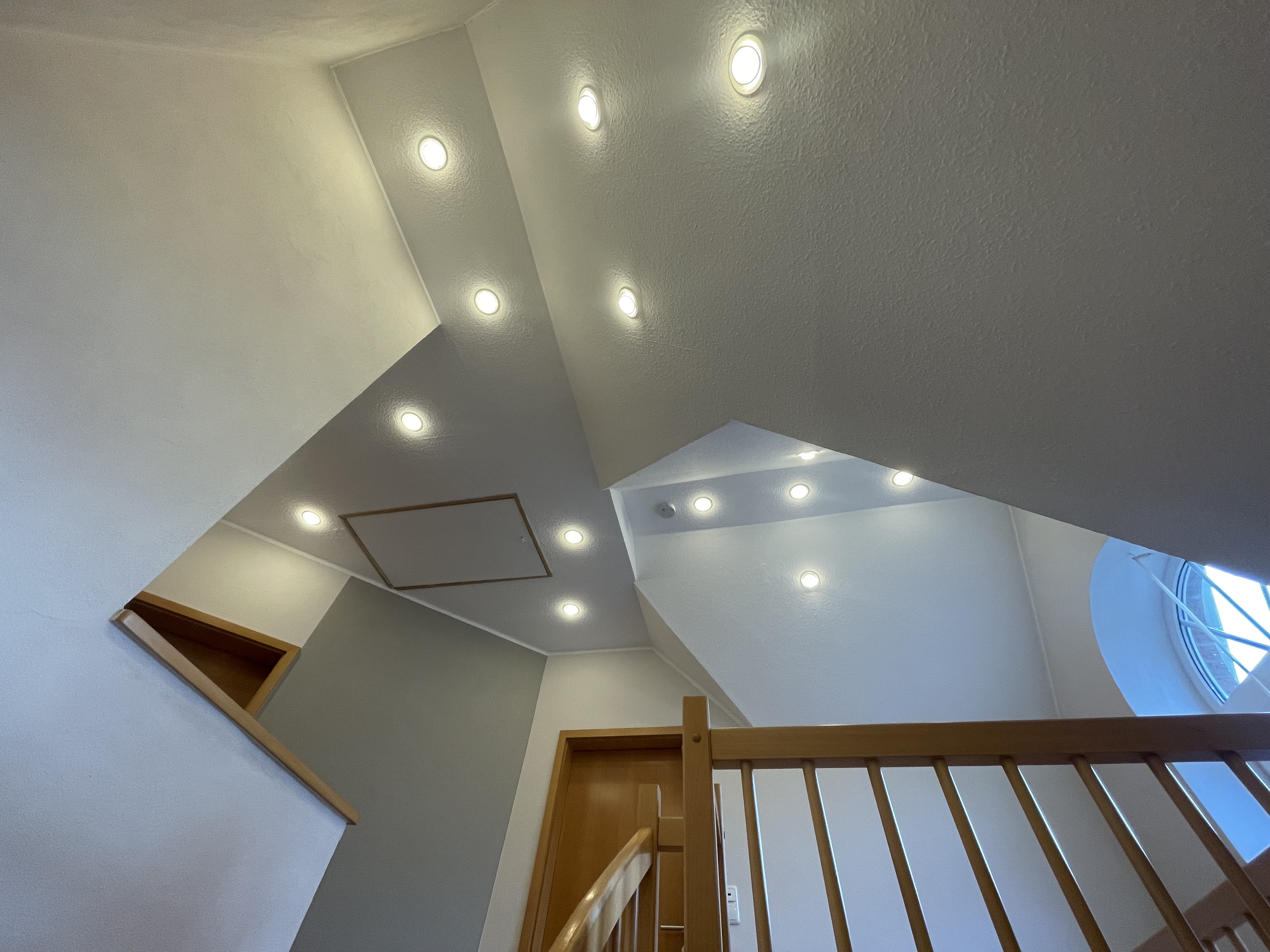 LED Deckeneinbauspots im Treppenhaus