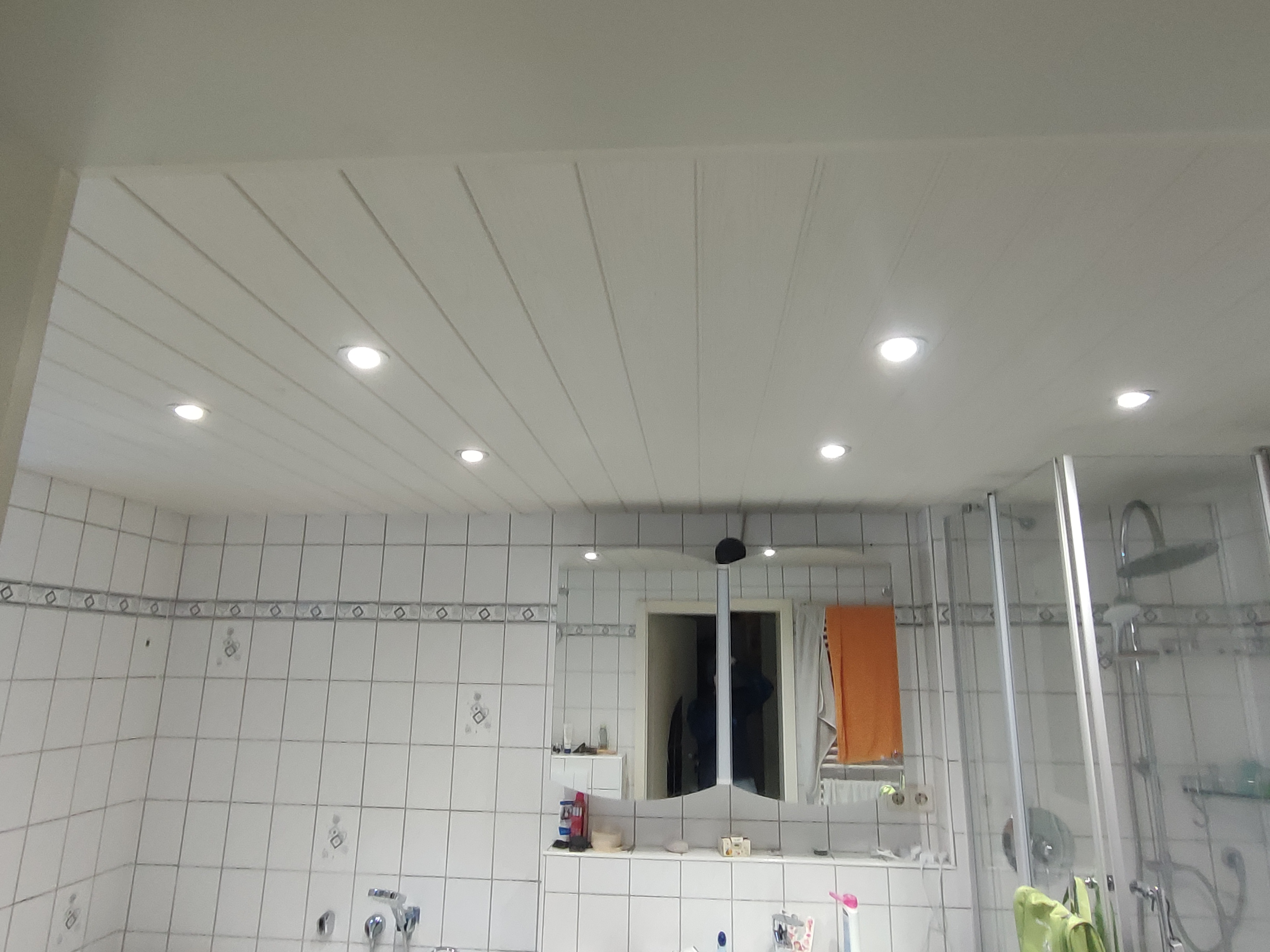 Moderne LED Aufbauspots im Badezimmer