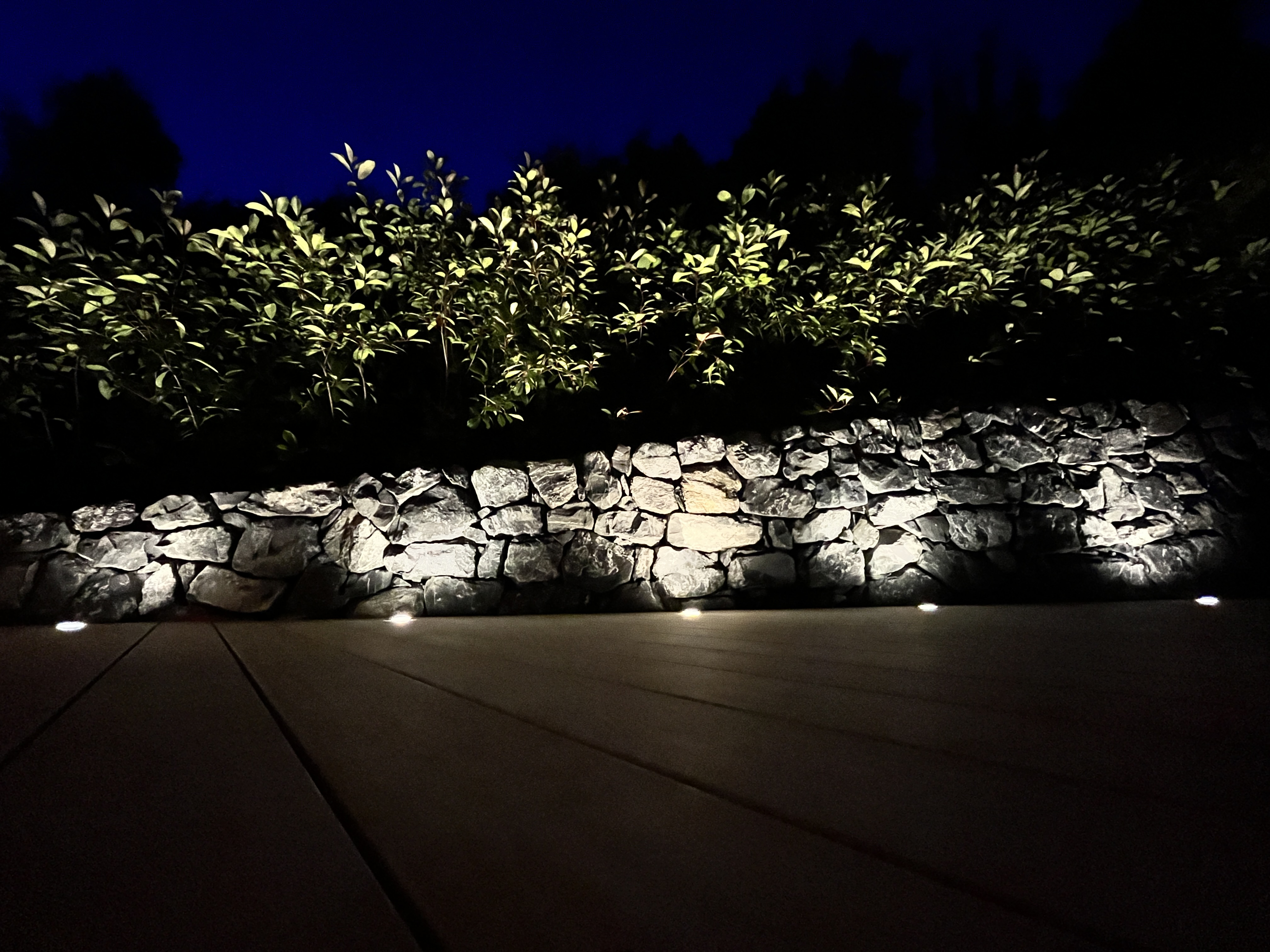 Terrasse mit Bodeneinbauspots in der Nacht