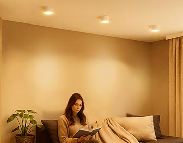 Moderne Wohnzimmer mit weißen LED Aufbauspots