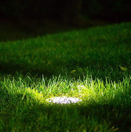 LED Bodeneinbaustrahler im Rasen