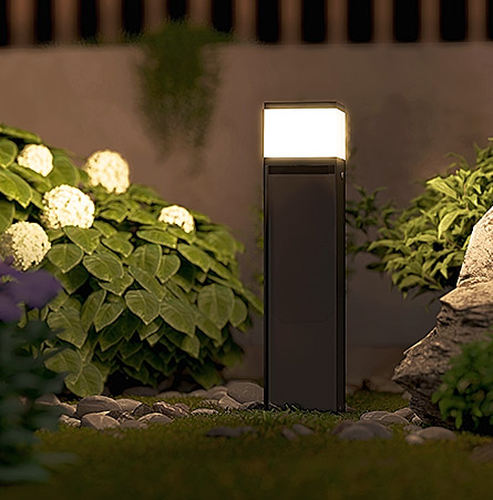 LED Leuchtkugel im Garten zur Dekoration