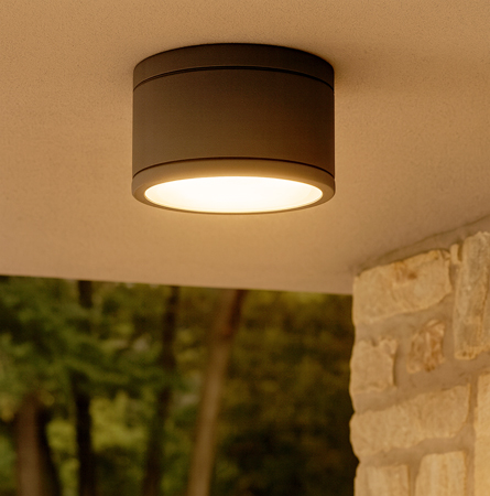 Nahaufnahme bei Nacht beleuchtet mit LED Deckenspot