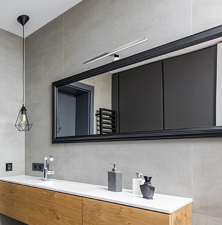 Badezimmer mit großem Spiegel und LED Spiegelleuchte