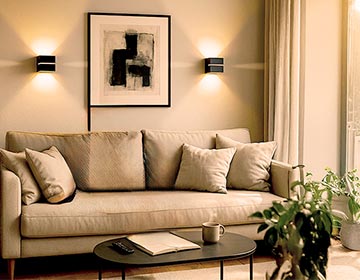 Modernes Wohnzimmer mit LED Wandleuchten in schwarz