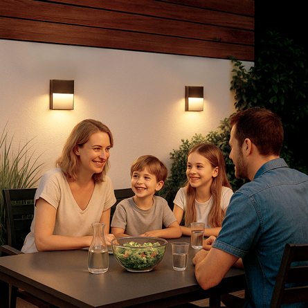 Eine Familie am Tisch und Wandleuchte an der Wand