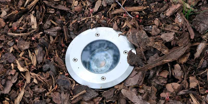 LED Bodeneinbauleuchte in Rindenmulch