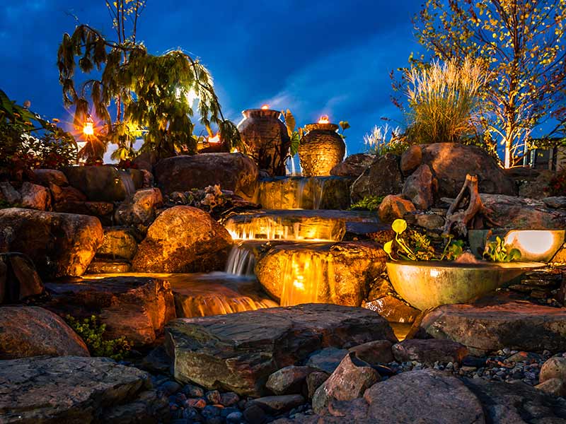Beleuchteter Brunnen mit warmweißem Licht