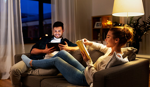 Gemütlicher Leseabend auf der Couch mit gedimmten Licht