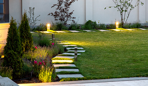 Anwesenheitssimulation im Garten mit LED smart Außenleuchten