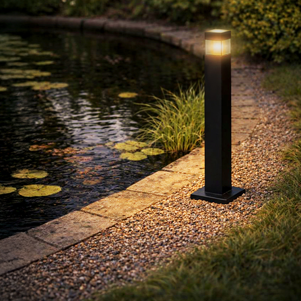 RABELA Pollerleuchte in Schwarz auf dem Gartenweg