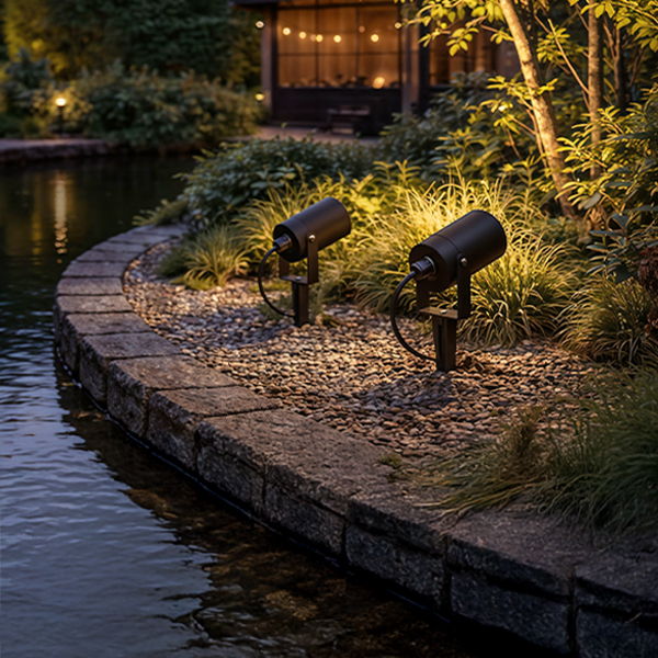 KALOA Erdspieße in Schwarz auf dem Gartenweg
