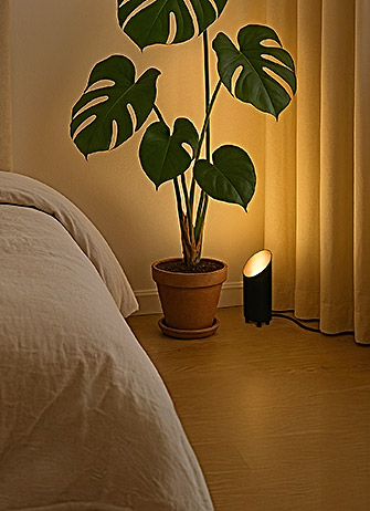 AUREVA Bodenlampe in einem Schlafzimmer