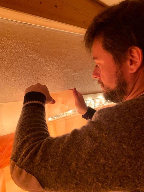 Salzwand beim Aufbau im Ferienhaus