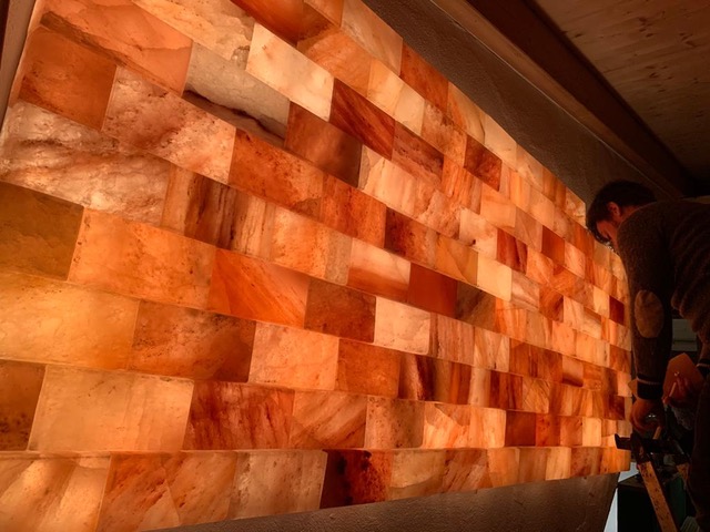 Salzwand beim Aufbau im Ferienhaus