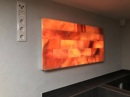 Salzwand im Sauna-Ruheraum