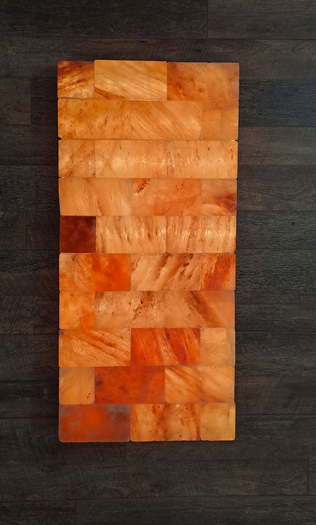 Salzwand auf dunkler Holzverkleidung Salzwand auf dunkler Holzverkleidung