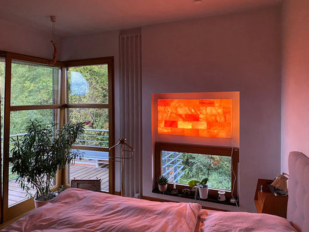 Salzwand im Schlafzimmer mit vielen Fenstern Salzwand im Schlafzimmer mit vielen Fenstern