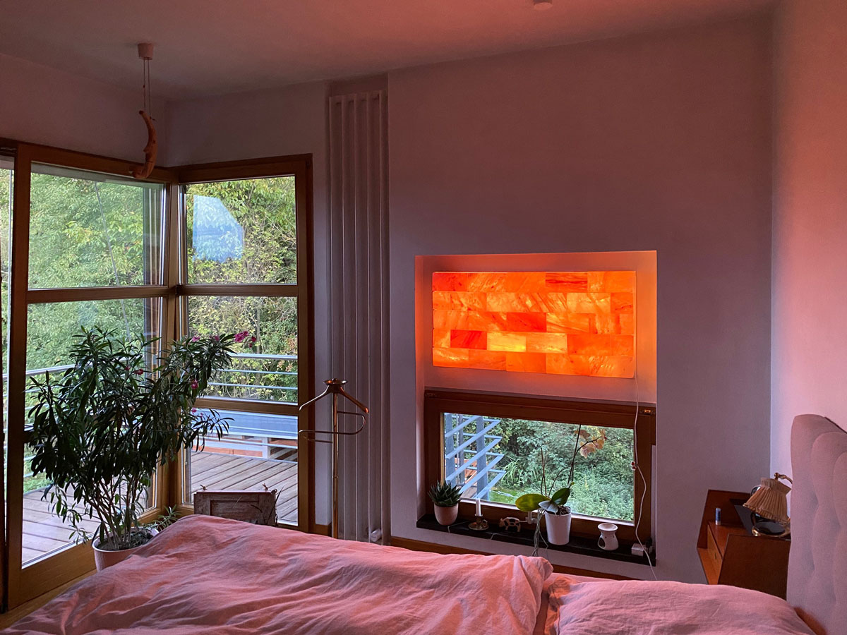 Salzwand im Schlafzimmer mit vielen Fenstern