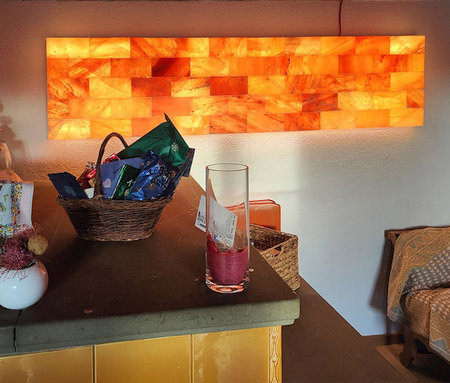 Salzwand im gemütlichem Wohnraum