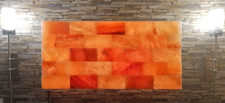 Salzwand auf rustikaler Steinwand