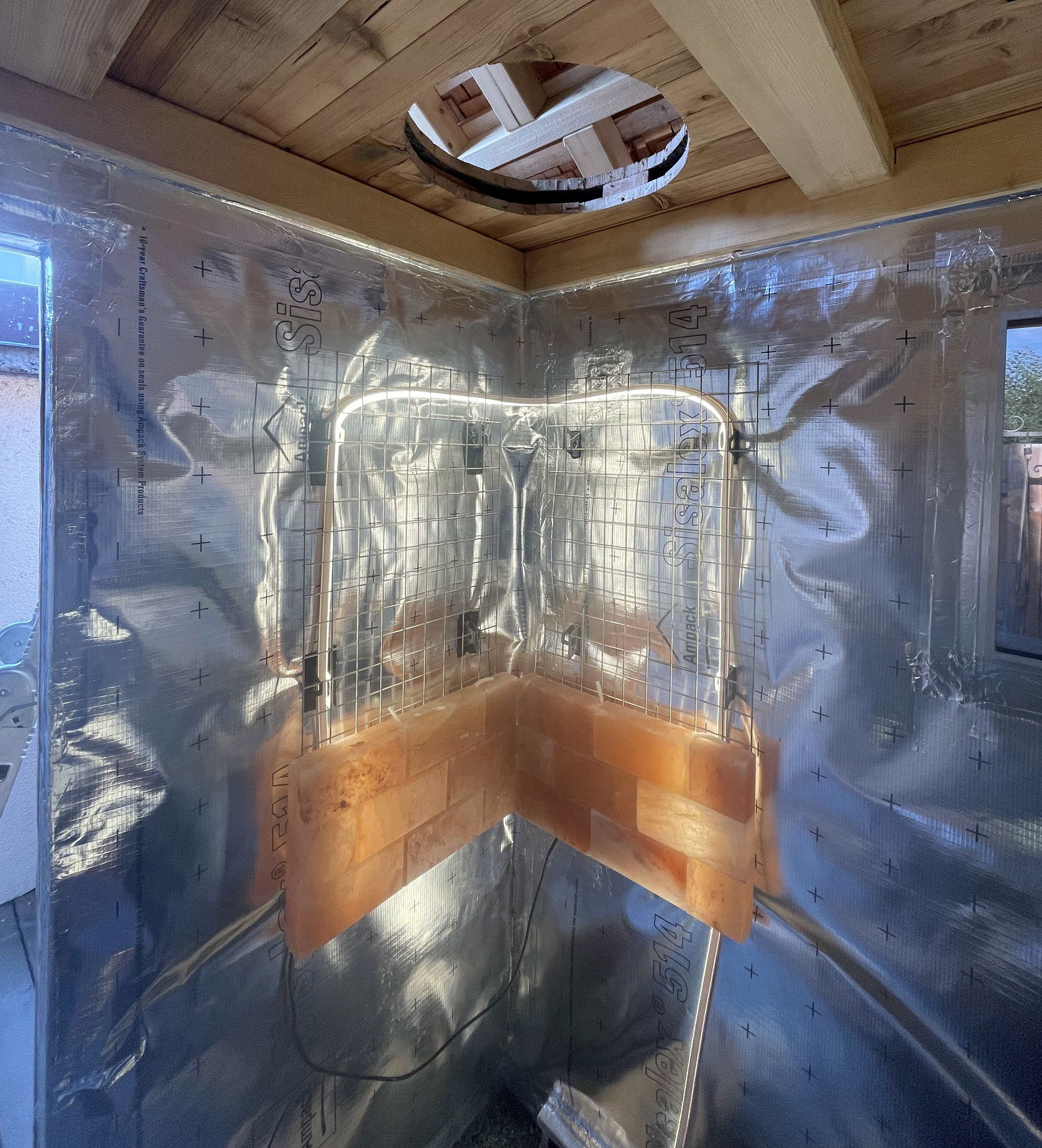 Aufbau einer Salzwand in einer Sauna