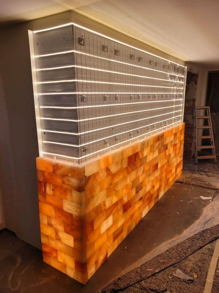 Salzwand mit Aussenecke beim Aufbau eingeschaltet