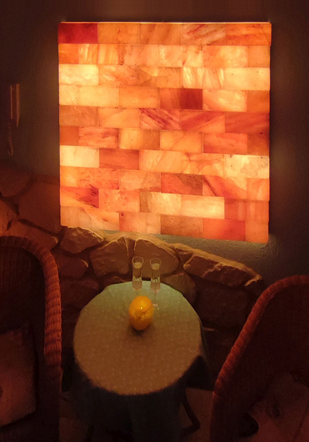 Salzwand bei Kerzenschein