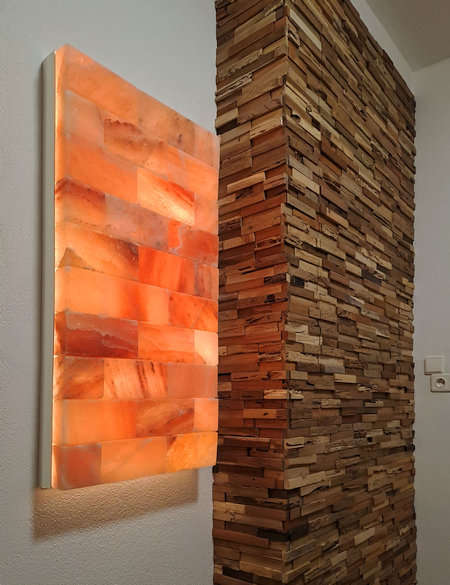 Salzwand mit rustikaler Holzwandverkleidung