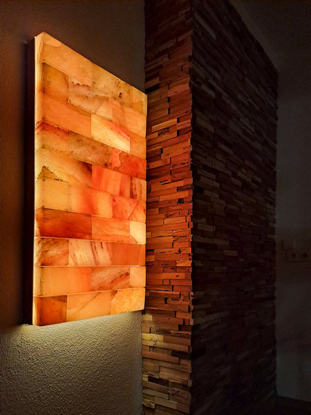 Salzwand mit rustikaler Holzwandverkleidung