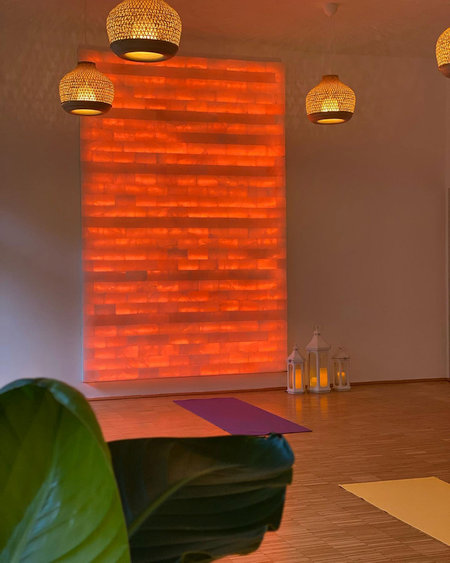 Weiße Salzwand mit RGB-LED beleuchtet Weiße Salzwand mit RGB-LED beleuchtet in einem Yoga-Studio in Wien