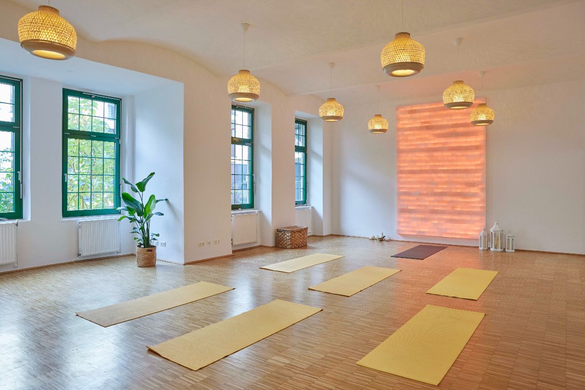 Weiße Salzwand mit RGB-LED beleuchtet in einem Yoga-Studio in Wien