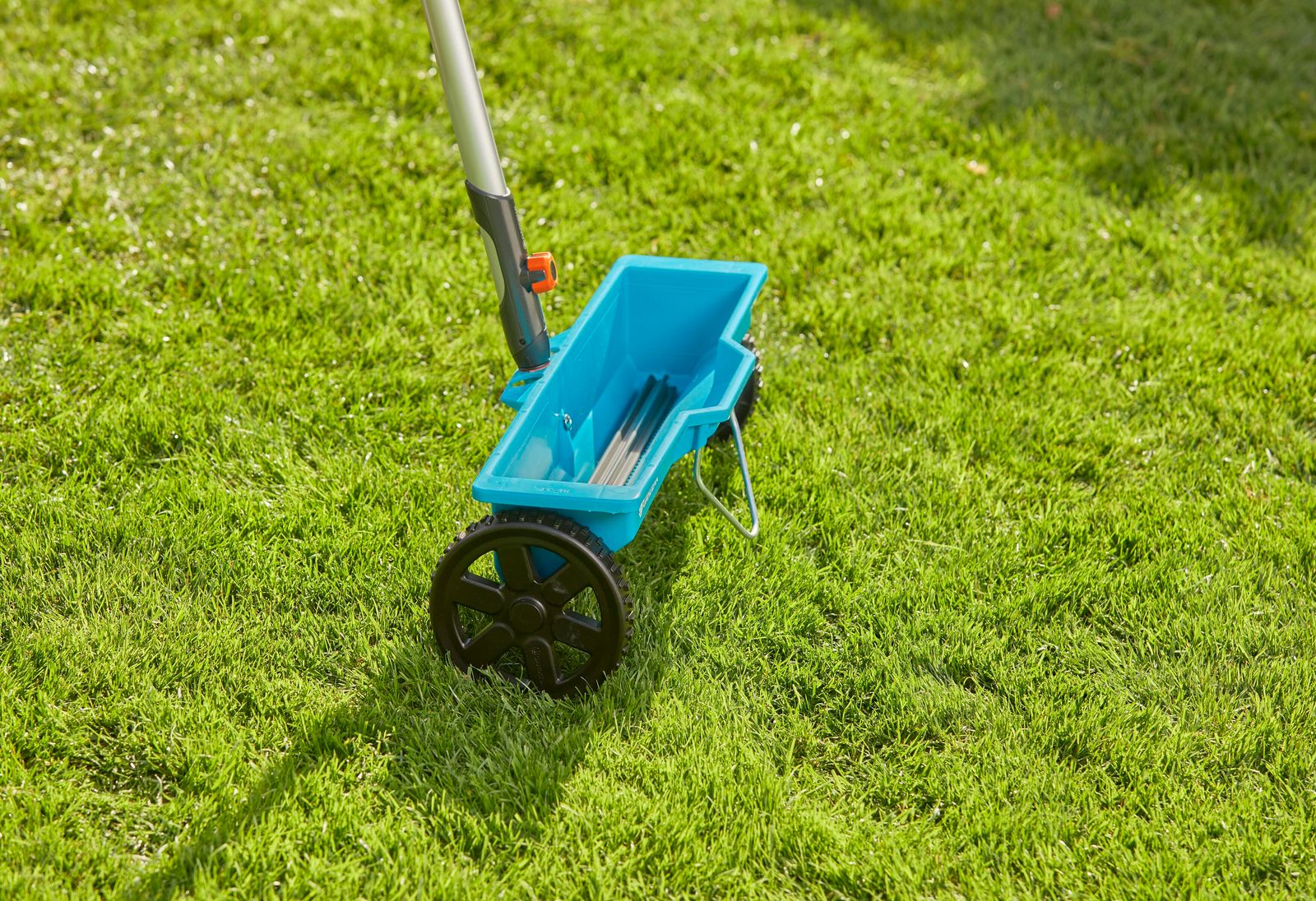 Gardena Combisystem Streuwagen Dngerwagen 420-20 3 Liter Streuwalze 40 cm  Streubreite blau Streugert Streuer Dngewagen Saatwagen Rasensamenstreuer  | STABILO ...mehr als nur Baumarkt!