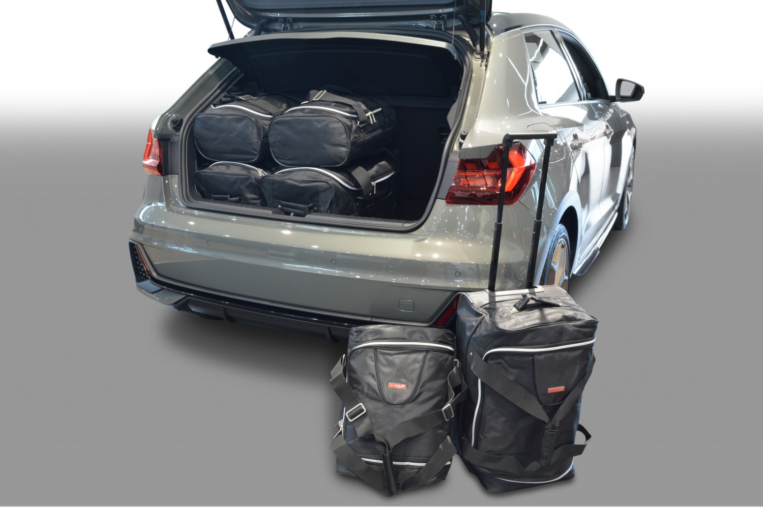 CAR-BAGS Reisetaschen Audi A1 (GB) 2018-heute 5-Türer (verstellbarer Ladeboden in unterster Position) CAR-BAGS Reisetaschen Audi A1 (GB) 2018-heute 5-Türer (verstellbarer Ladeboden in unterster Position)
