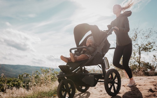 Sportive Wagen und Jogger