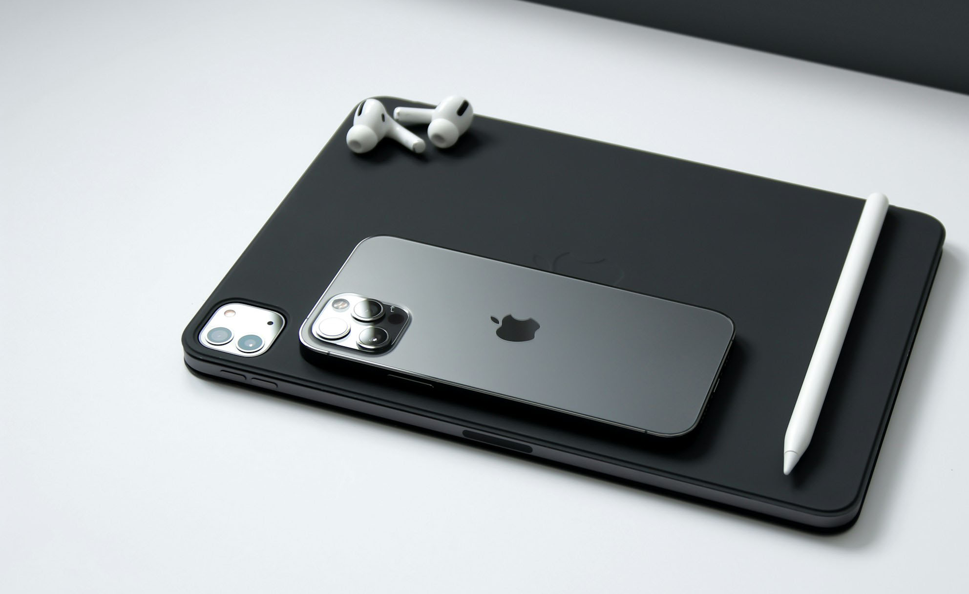 Tablet, Smartphone, Apple Pen und Airpods auf dem Tisch