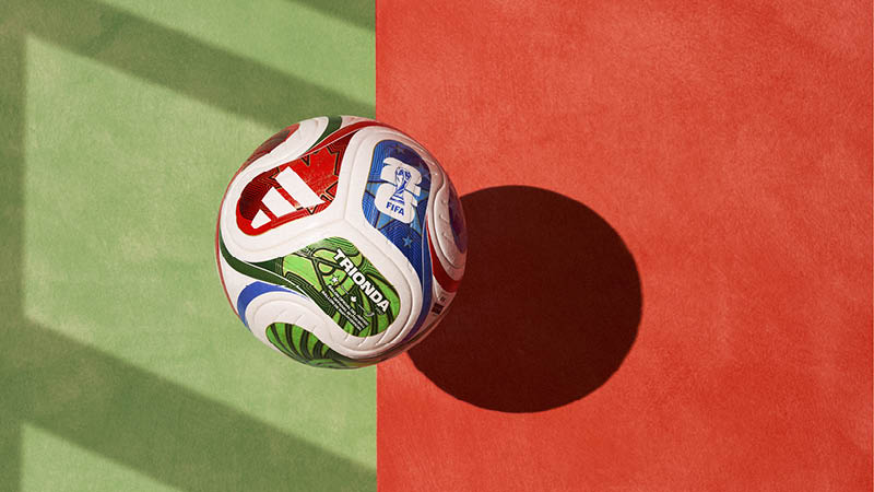 Der adidas FIFA World Cup 26™ Trionda Pro - den neuen WM Spielball bei anstoss24.de kaufen!