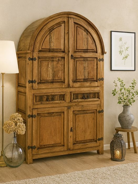 MEXIKO Rundbogenschrank mit 3 Einlegeböden MEXIKO Rundbogenschrank im Milleu mit Teppich, Lampen und Deko