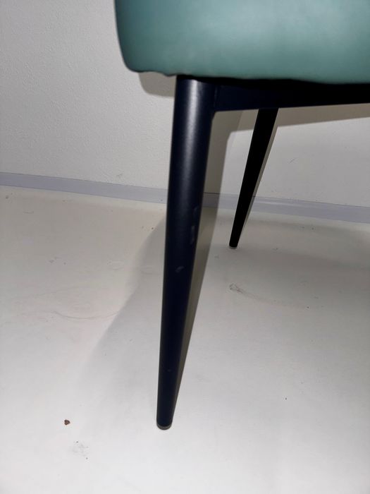 Polsterstuhl Grün in Lederoptik – Moderner Esszimmerstuhl mit schwarzem Metallgestell Polsterstuhl Grün in Lederoptik – Moderner Esszimmerstuhl mit schwarzem Metallgestell