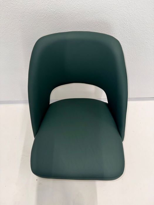 Polsterstuhl Grün in Lederoptik – Moderner Esszimmerstuhl mit schwarzem Metallgestell Polsterstuhl Grün in Lederoptik – Moderner Esszimmerstuhl mit schwarzem Metallgestell