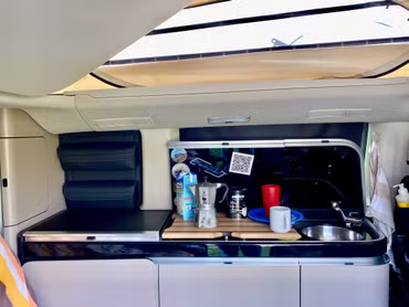 The deluxe accessories starter pack for the Mercedes-Benz Marco Polo contains items see description