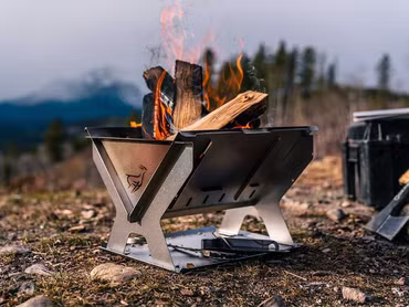 Barbecue with sturdy base and large grilling surface from Front Runner, can also be used as a fire pit
