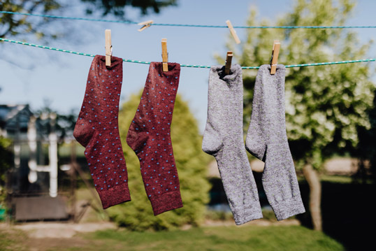 Socken an Wäscheleine aufgehängt