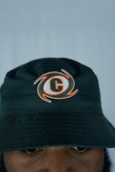Bucket-Hat-mit-gesticktem-Logo-202_1.jpg Bucket-Hat-mit-gesticktem-Logo-202_1.jpg