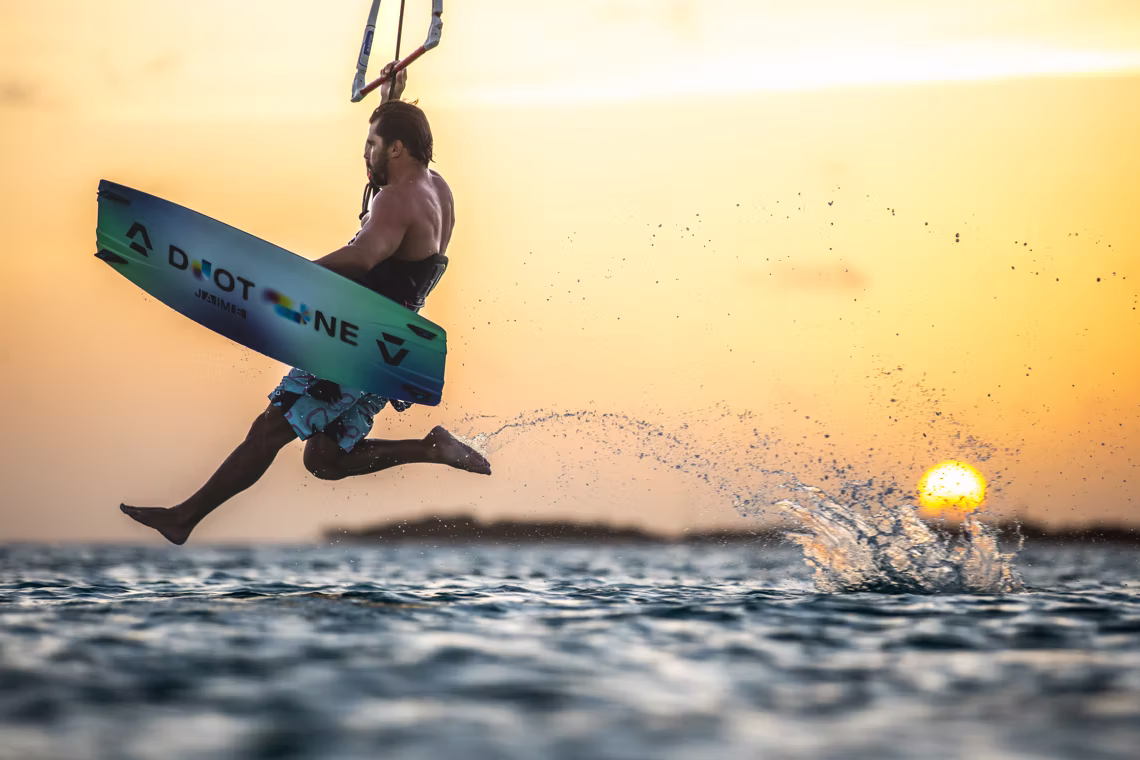 Kiter bei starkem Wind mit Evo SLS Concept Blue