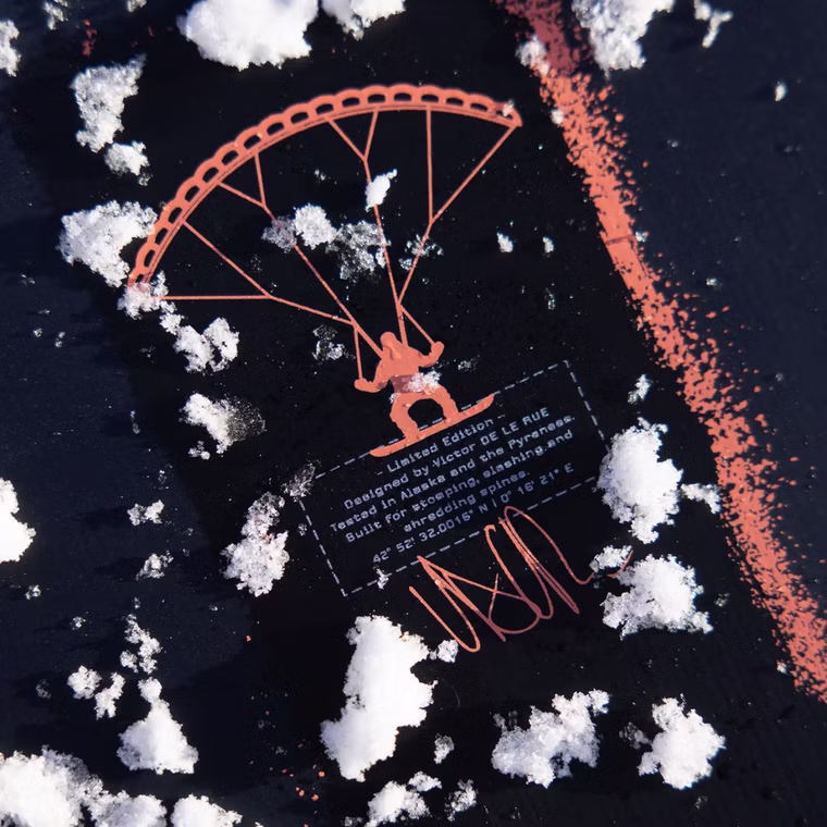 Victor De Le Rue Signature Series Ltd - Men's Howler Snowboard Jones 2025 158