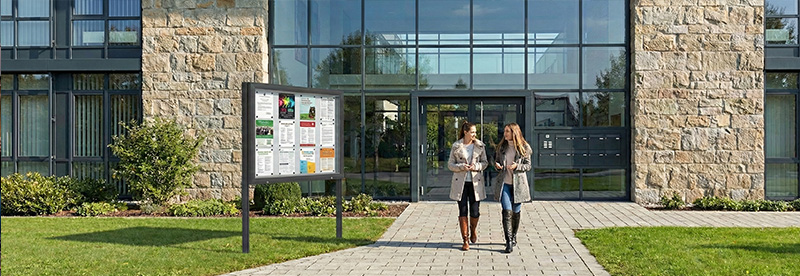 Sichtbar bei jedem Wetter: Warum freistehende Schaukästen jetzt unverzichtbar sind