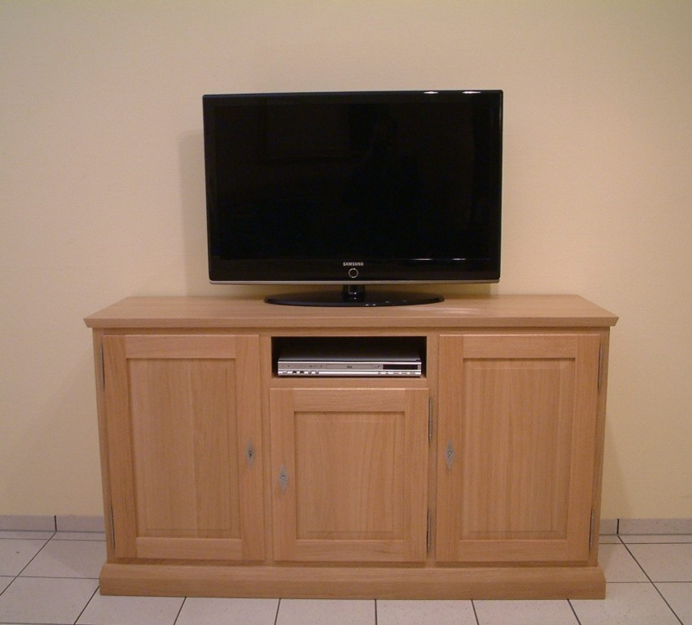 Malta TVAnrichte 3türig für FlachbildTV, mit Nische für Reciever